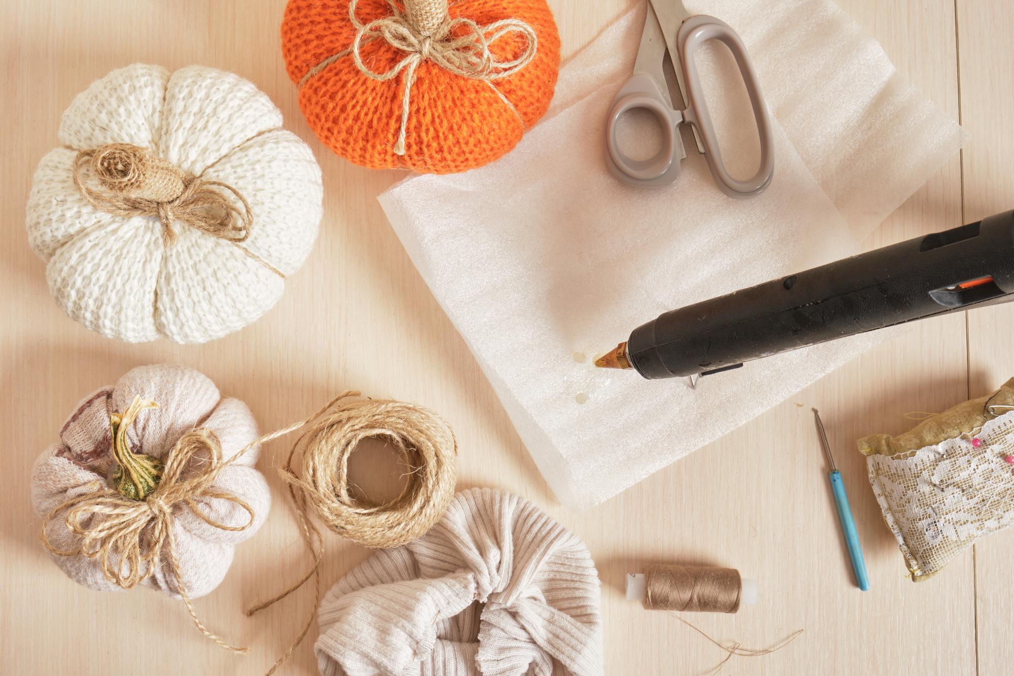 Atelier workspace with threads and sketches